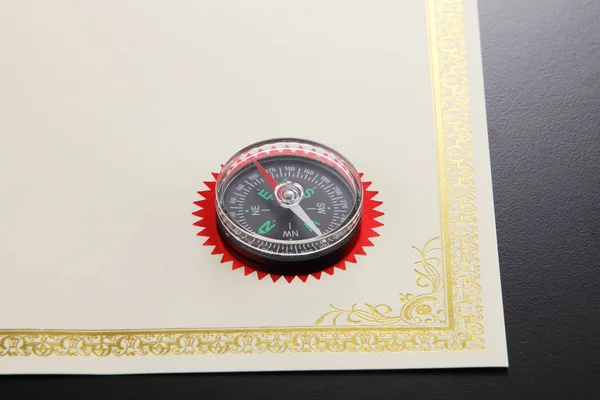Kompas na puste certyfikatu — Zdjęcie stockowe
