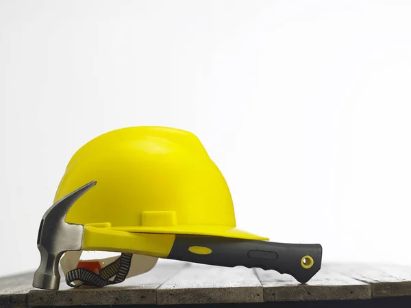 Sombrero duro amarillo con martillo — Foto de Stock