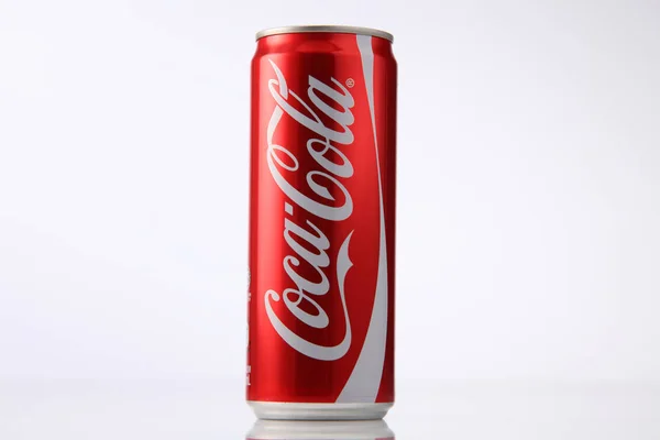 Napój Coca cola w puszce — Zdjęcie stockowe