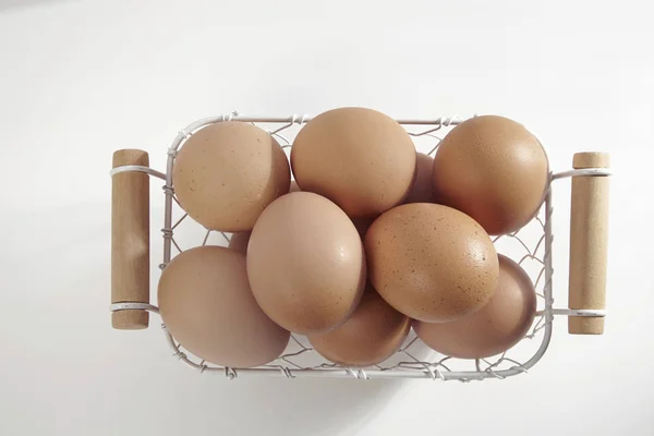 Panier avec œufs de poulet — Photo