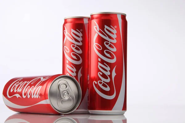 Coca cola drink in cans — Stock Photo, Image