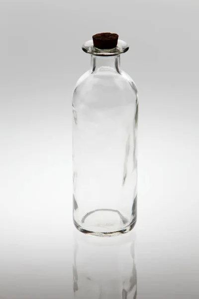 Botella de vidrio vacía en blanco —  Fotos de Stock