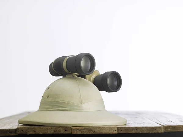 Kolonyal şapka ve dürbün — Stok fotoğraf
