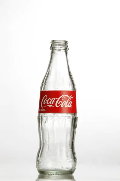 Lege coca cola fles — Stockfoto