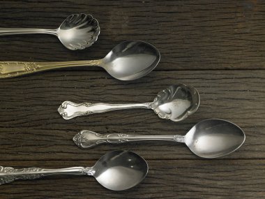 Alüminyum kaşık masada