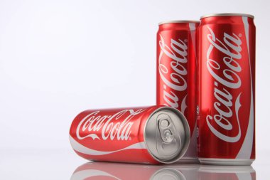Coca cola içecek kutular içinde 