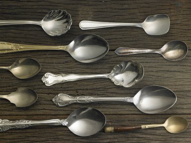 Alüminyum kaşık masada