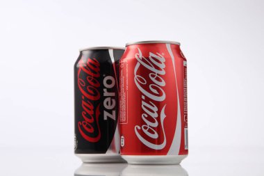 Coca cola içecek kutular içinde 