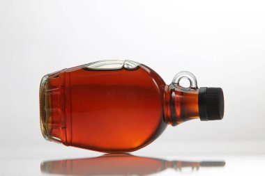 Akçaağaç şurubu şişe