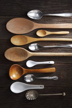 kaşık masa üzerinde çeşitli