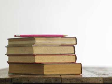Bir yığın eski kitap 