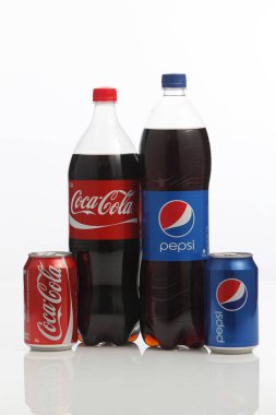 Coca-Cola ve Pepsi kutular ve şişeler