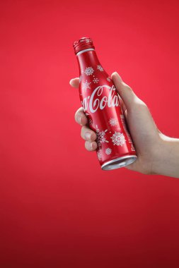Coca-Cola şişesi tutan el