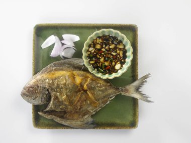 Kızarmış siyah pomfret 