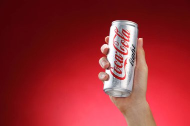 Coca-Cola el tutar konservesi    