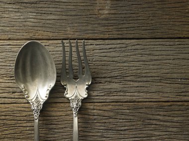 kaşık ve çatal masada