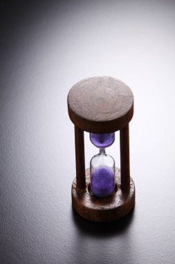 Mor kumlu kum saati.