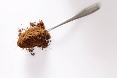 Kaşık da topraklanmış kahve