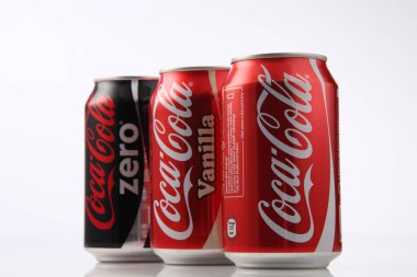 Coca cola içecek kutular içinde 