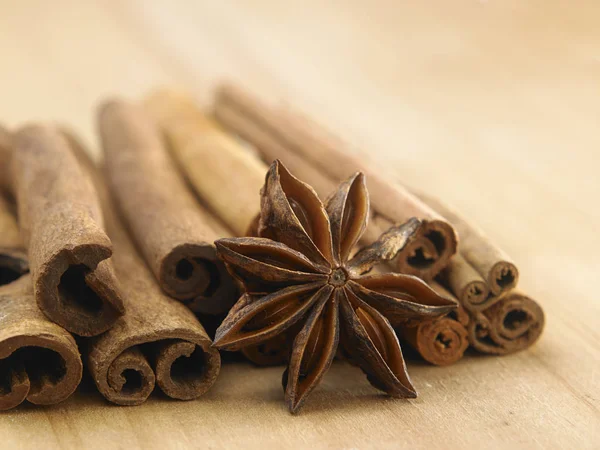 Anise star and cinnamon sticks — Stock Photo, Image