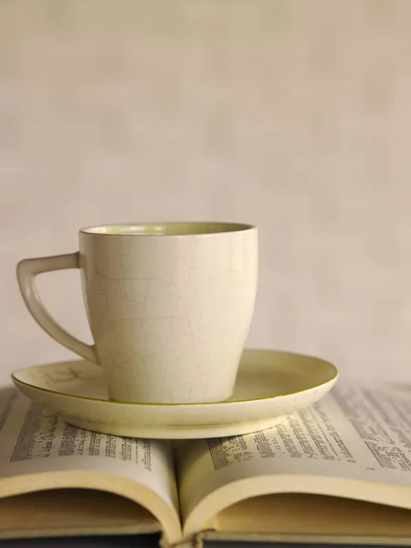 Кофе чашка и книга — стоковое фото