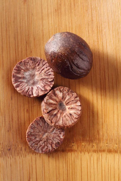 Výseče suché muškátové ořechy — Stock fotografie