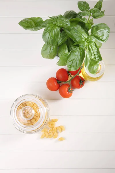 Manjericão, tomates e macarrão — Fotografia de Stock