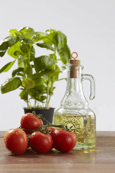 Tomates frescos, manjericão — Fotografia de Stock