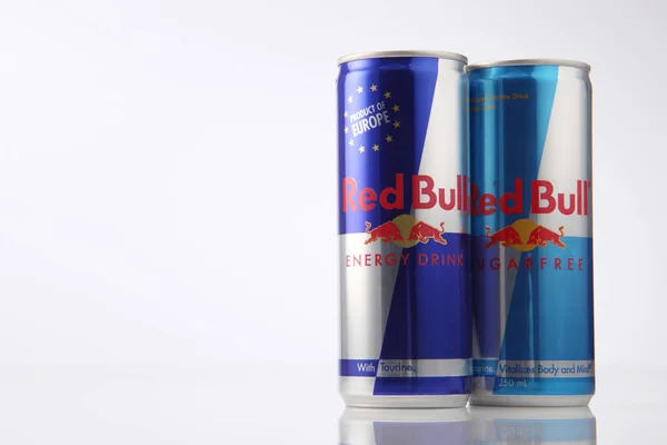 Red bull gruppen aluminiumburkar — Stockfoto