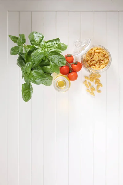 Basil, tomatoes and macaroni — Stock Photo, Image