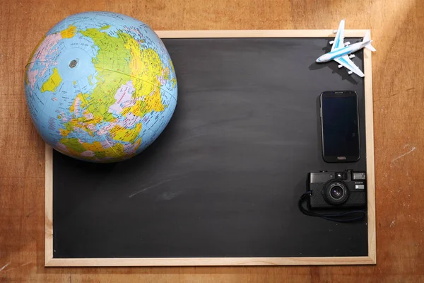 Globe and toy airplane — Stock Photo, Image