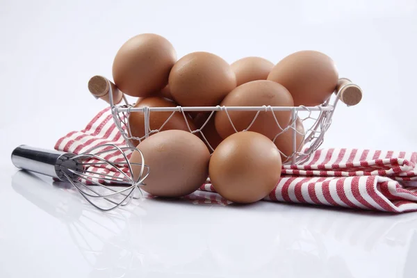 Καλάθι με αυγά και ανακατεύουμε — Φωτογραφία Αρχείου
