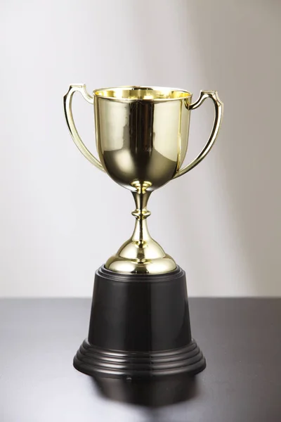 Sport trophy op tafel — Stockfoto