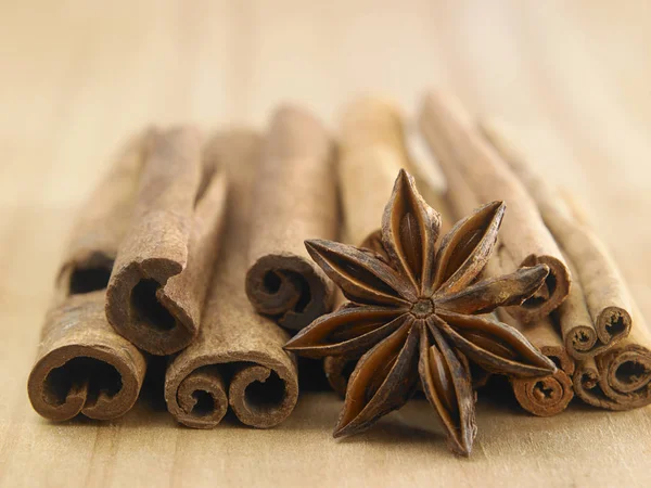 Anise star and cinnamon sticks — Stock Photo, Image