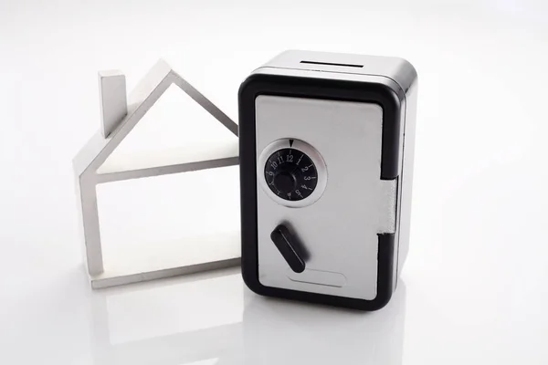 Miniatur-Safe mit Modellhaus — Stockfoto