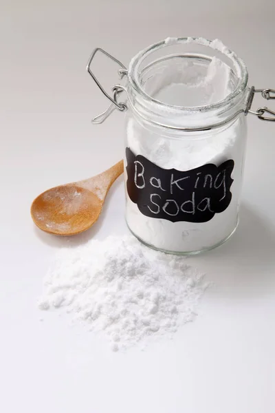 Bicarbonato de sodio en frasco y cuchara — Foto de Stock