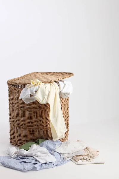 Cesta de lavandería de ratán —  Fotos de Stock