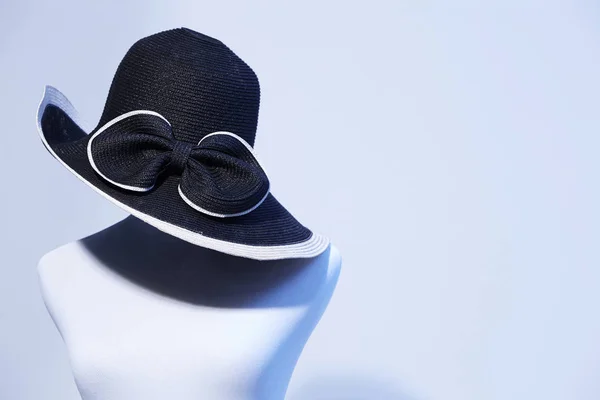 Vrouwelijke etalagepop met hoed — Stockfoto