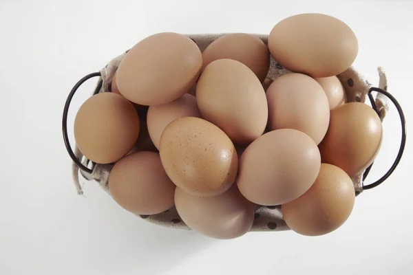 Cesta con huevos de pollo — Foto de Stock