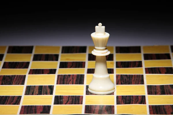 Figura de ajedrez en tablero de ajedrez —  Fotos de Stock