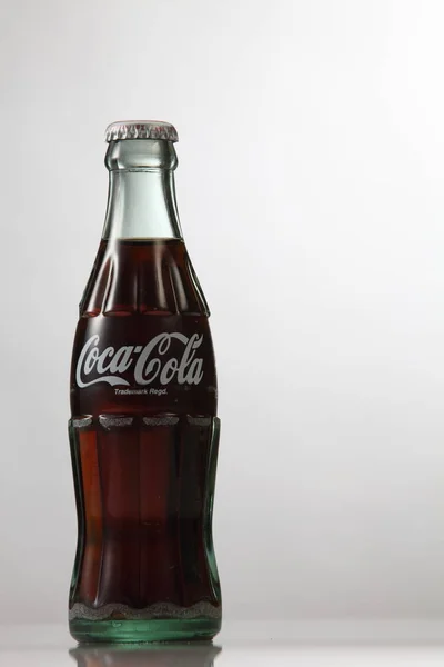 Klasszikus coca cola pohár üveg — Stock Fotó