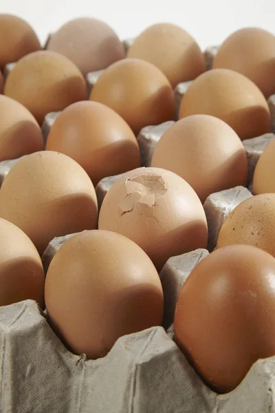 Uno de huevo agrietado —  Fotos de Stock