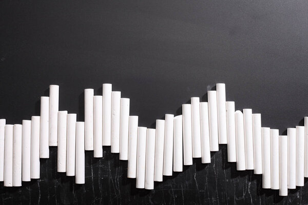 Ряд меловых палочек
