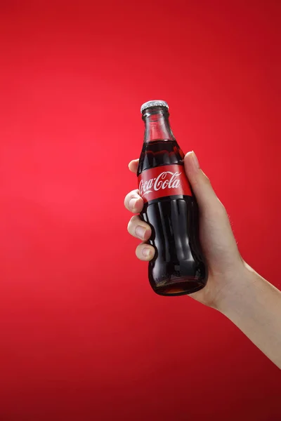 Hand holding bottle of Coca-Cola — Stock Photo, Image