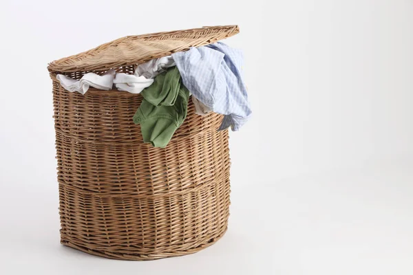 Rattan laundry basket — Stock Photo, Image