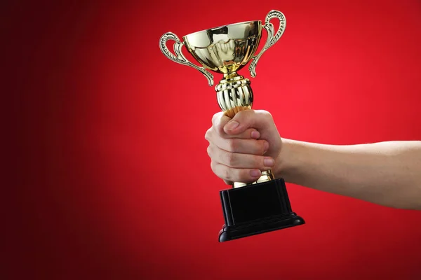 Troféu de esportes na mão — Fotografia de Stock