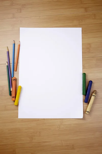 Papier blanc avec crayons de couleur — Photo