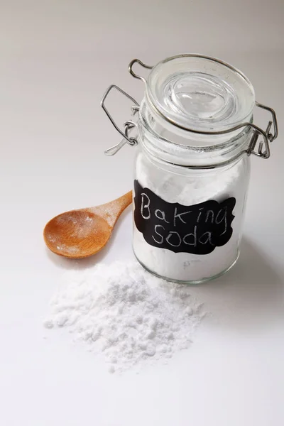 Bicarbonato de sodio en frasco y cuchara —  Fotos de Stock