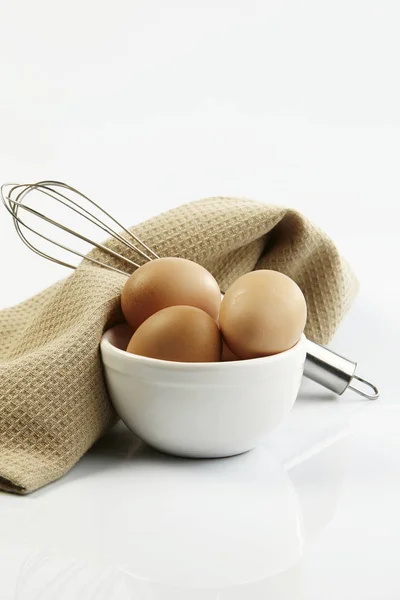 Jaja w misce biały — Zdjęcie stockowe