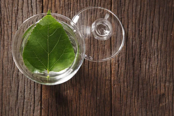 Mulberry leaf in cup — Stock Photo, Image